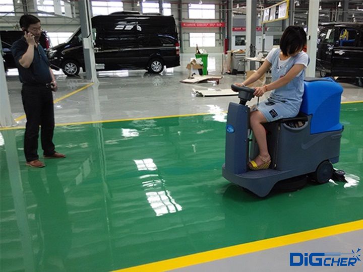 洗地機在工廠車（chē）間作（zuò）業
