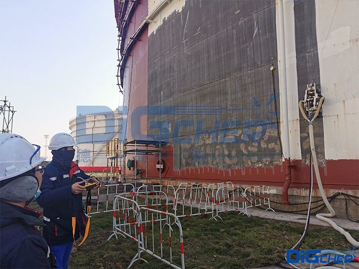 儲罐除鏽機器人作（zuò）業現場