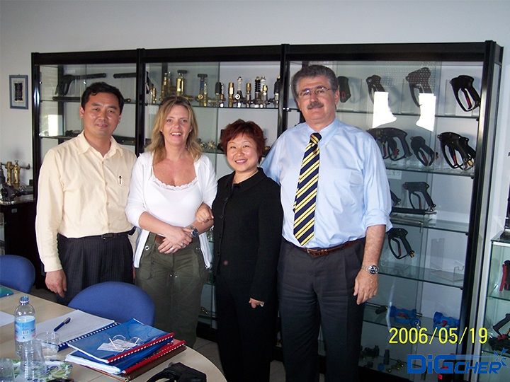 李總攜夫（fū）人在意大利考察供應商二