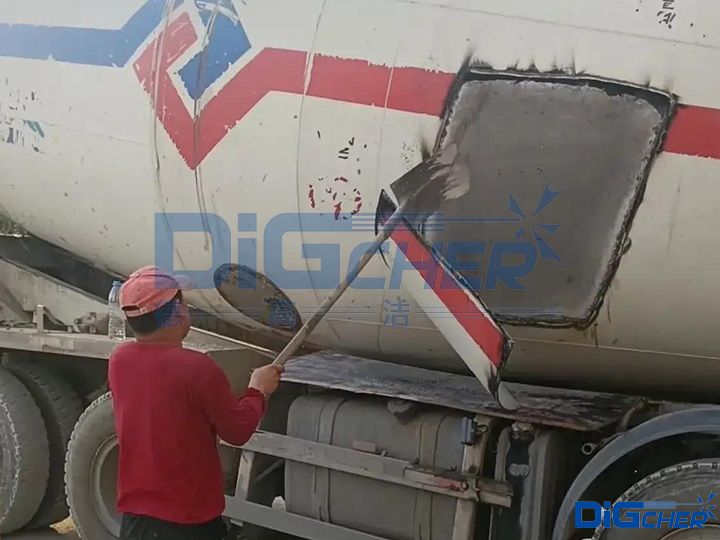 混（hún）凝土攪拌罐（guàn）車水泥凝固