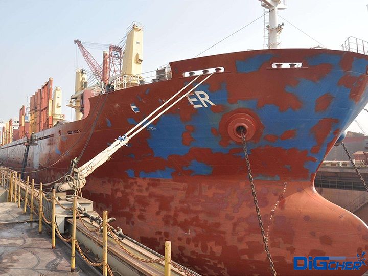 待（dài）除鏽的船舶