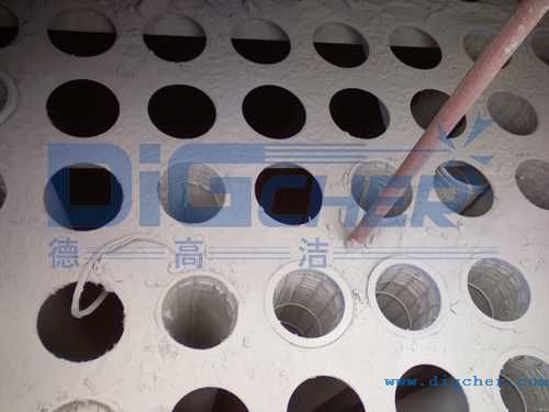 花板上已經（jīng）結成（chéng）灰餅